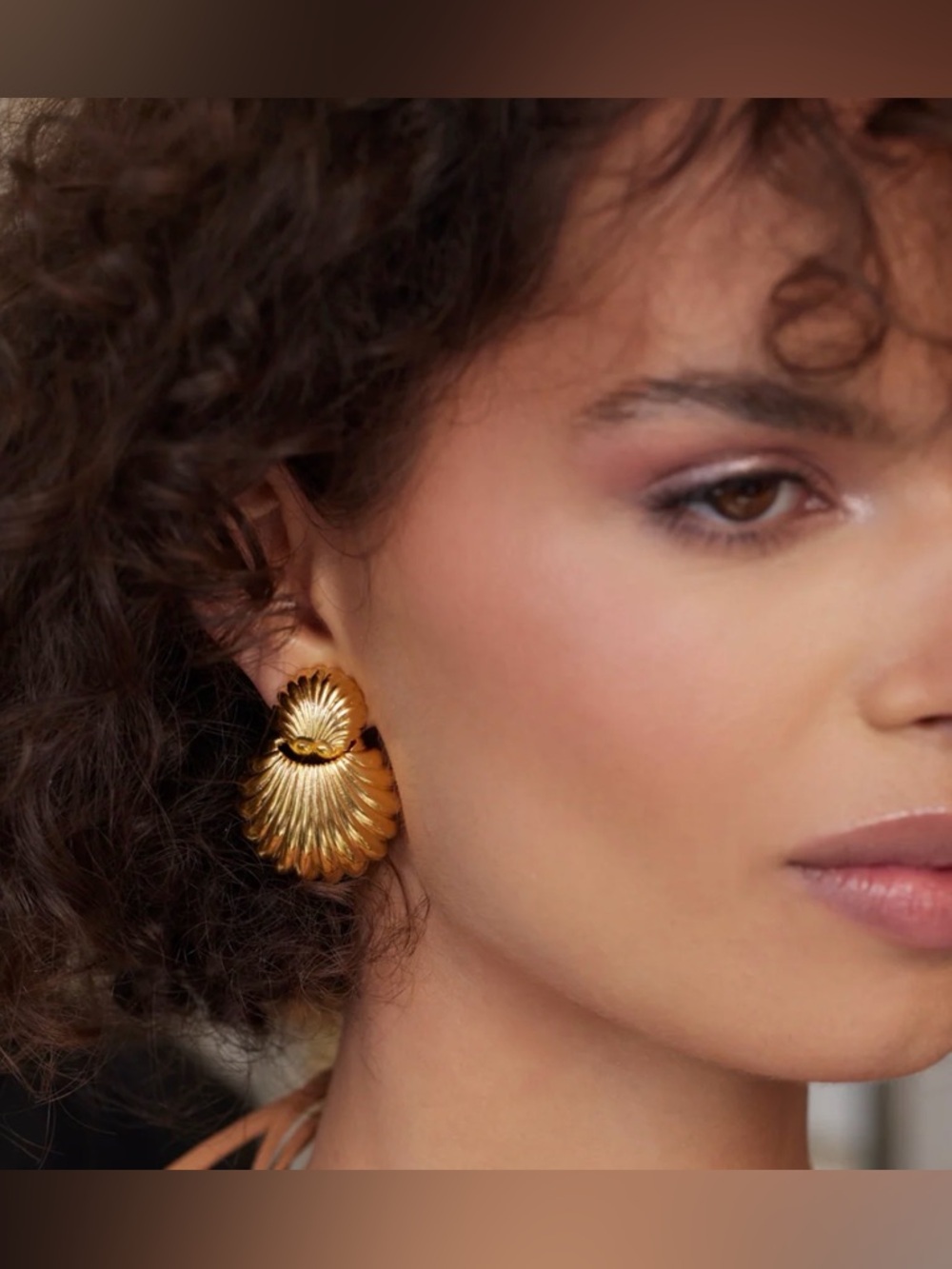 KENNETH JAY LANE GOLD SEASHELL CLIP EARRINGS - Picture 2 of 6